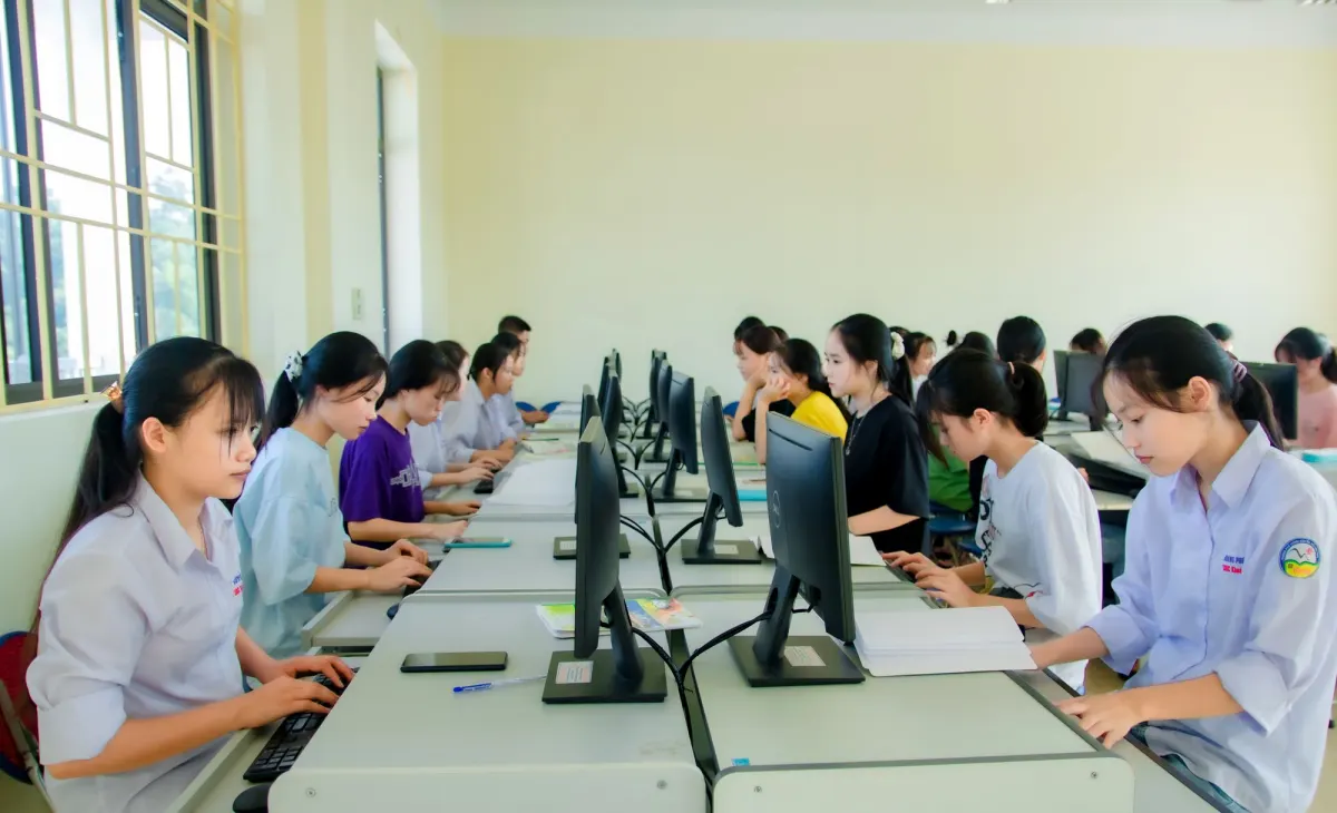 Students working in the computer lab